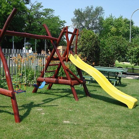 Kis-Duna Motel & Camping Mosonmagyaróvár Buitenkant foto